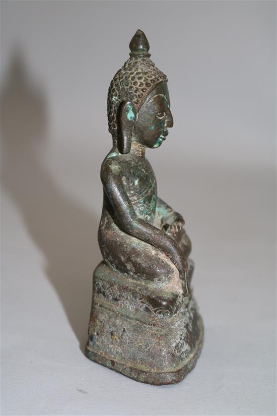 A Burmese bronze seated figure of Buddha, 18th/19th century?, 14cm